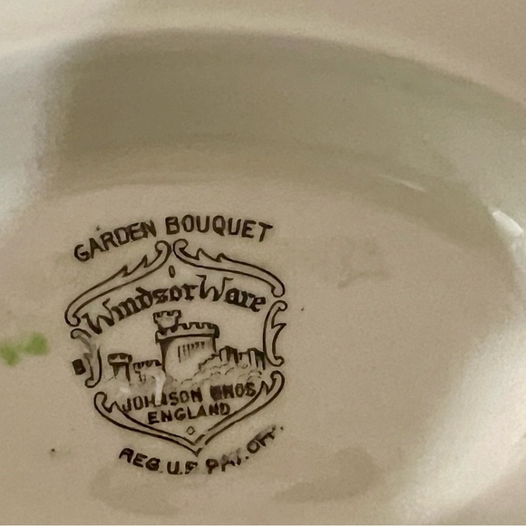 Johnson Bros Windsor Ware Garden Bouquet Gravy Boat with attached saucer. - Picture 4 of 4